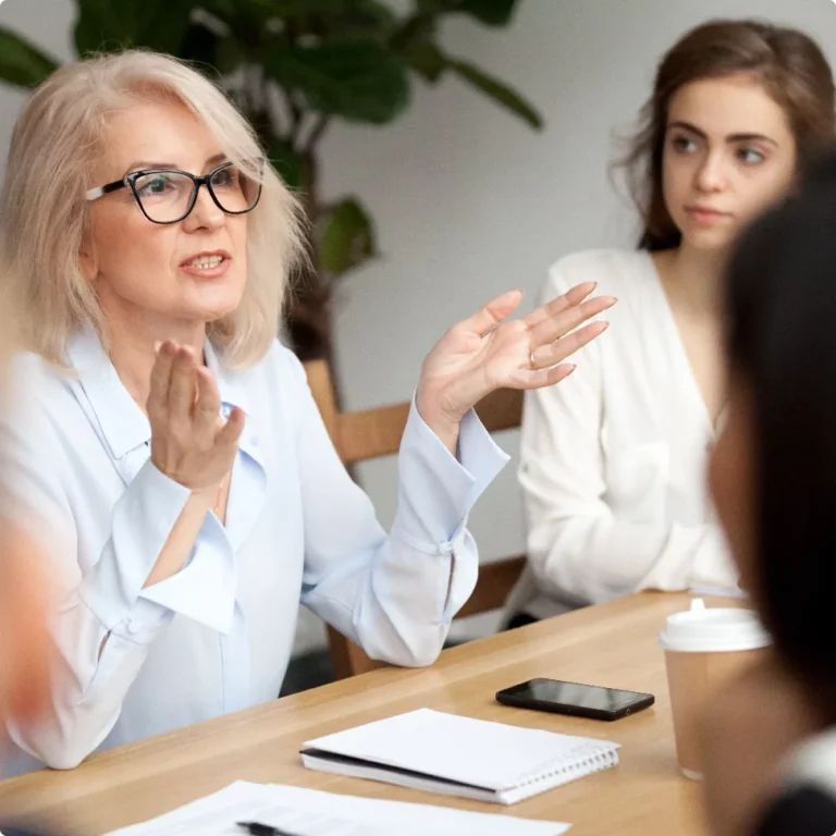 Gruppdiskussion kring bord – utbildningar inom beroende och rehab.